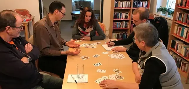 Tagesseminar: Teilnehmer analysieren ein aufgelegtes Spiel