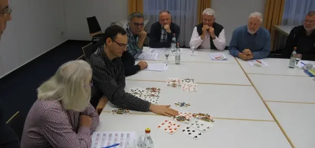 Wochenseminar: Gruppe am Seminartisch mit aufgelegten Karten